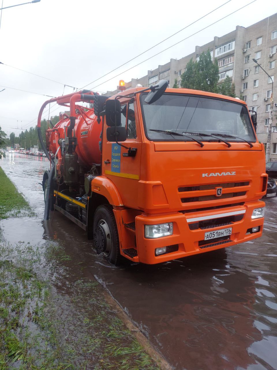 В Воронеже откачивают в воду с превратившегося в озеро Остужевского кольца