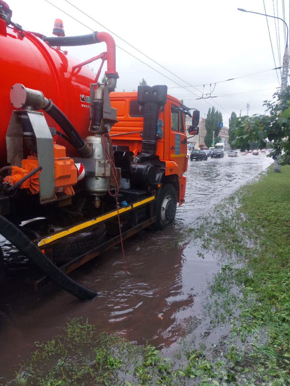 В Воронеже откачивают в воду с превратившегося в озеро Остужевского кольца