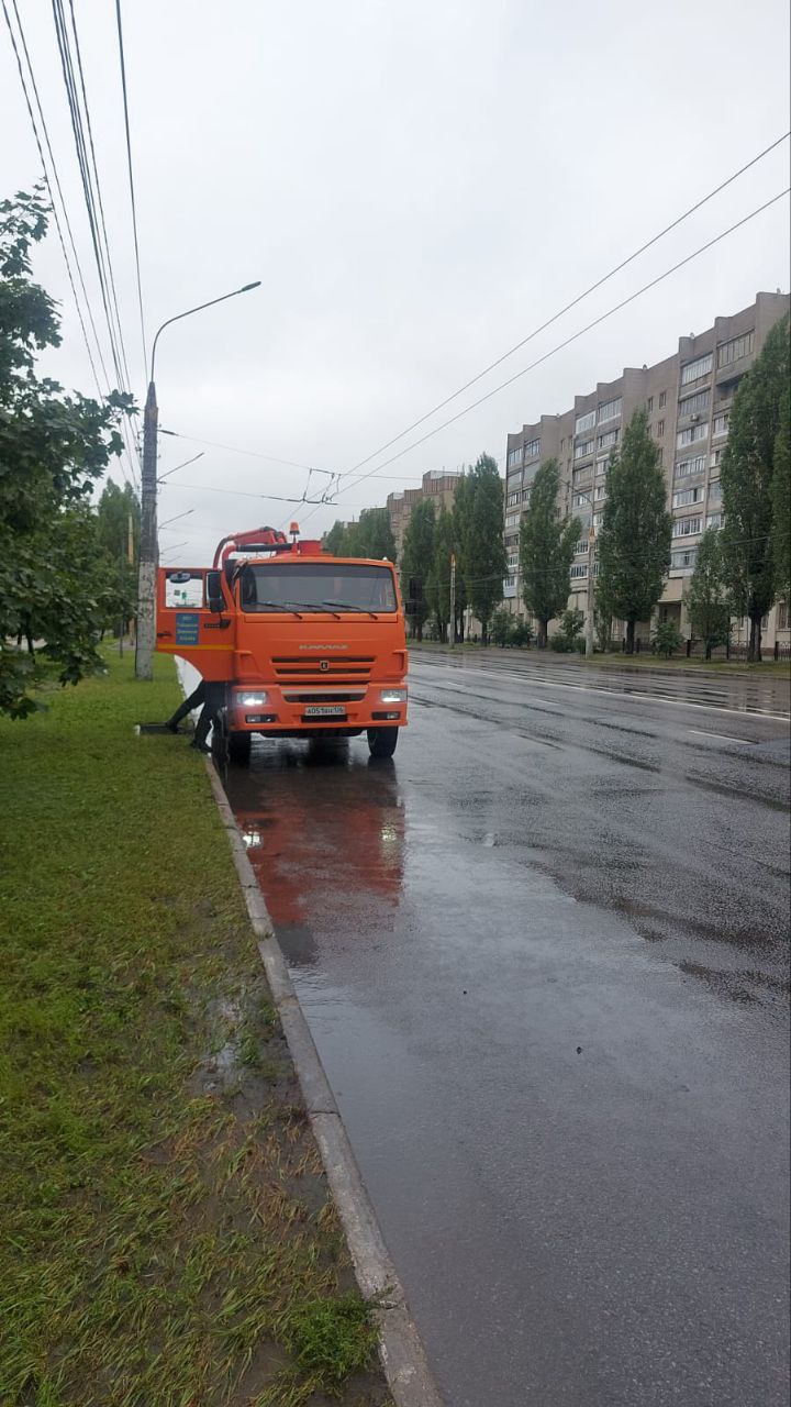 На улицах Воронежа три КамАЗа и помпа за день откачали более 1,2 тысячи  кубов дождевой воды