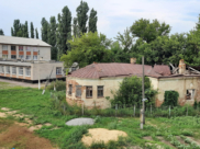 Опасное соседство старой и новой школ.