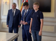 Губернатор вручил орден Мужества сыновьям погибшего полицейского.