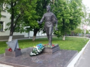 Памятник фронтовому почтальону на проспекте Революции.