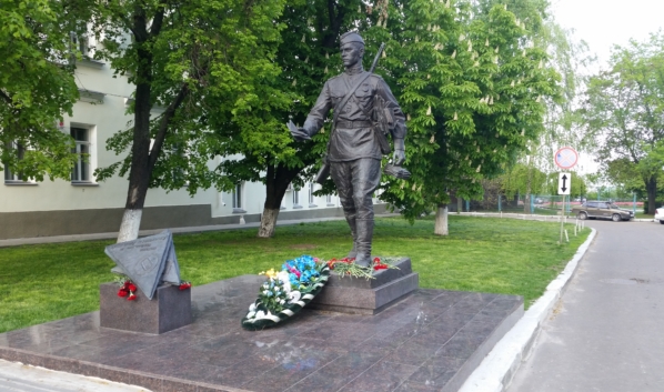 Памятник фронтовому почтальону на проспекте Революции.