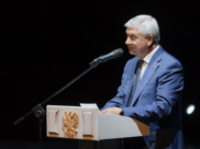 Губернатор Александр Гусев поздравил строителей региона.