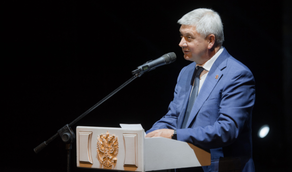 Губернатор Александр Гусев поздравил строителей региона.