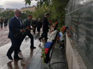 Олег Черкасов возложил венки к мемориалам погибших моряков.