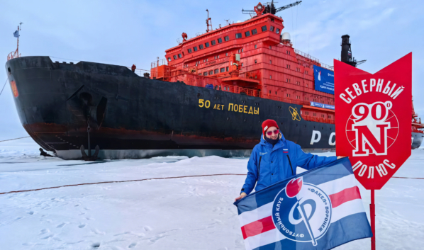 Флаг нашего клуба на Северном полюсе.