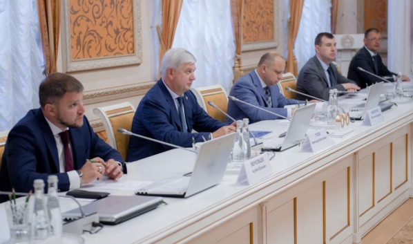 Александр Гусев на встрече с главой Объединённой авиастроительной корпорации Юрием Слюсарем.