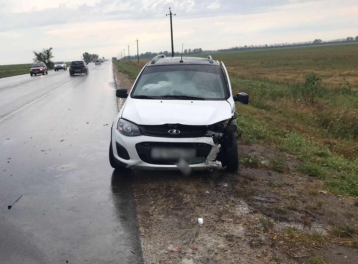 Два водителя и пассажир пострадали в столкновении ВАЗ-2105 и «Лады Калины»