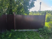 Забор перегородил дорогу.