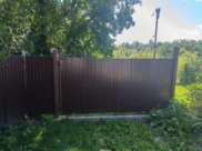 Забор перегородил проход.