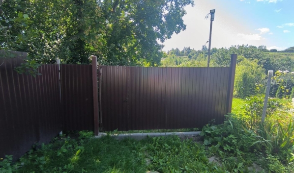 Забор перегородил дорогу.