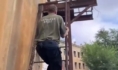 Активисты легко забрались внутрь.