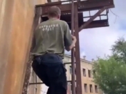 Активисты легко забрались внутрь.
