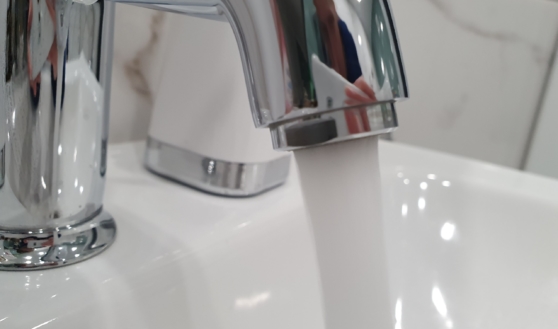 Горячая вода.