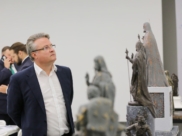 Мэр Вадим Кстенин оценивает проекты скульптур.