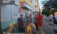 Вниз падает штукатурка.