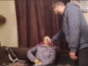 Вот так бил ножом бабушку.
