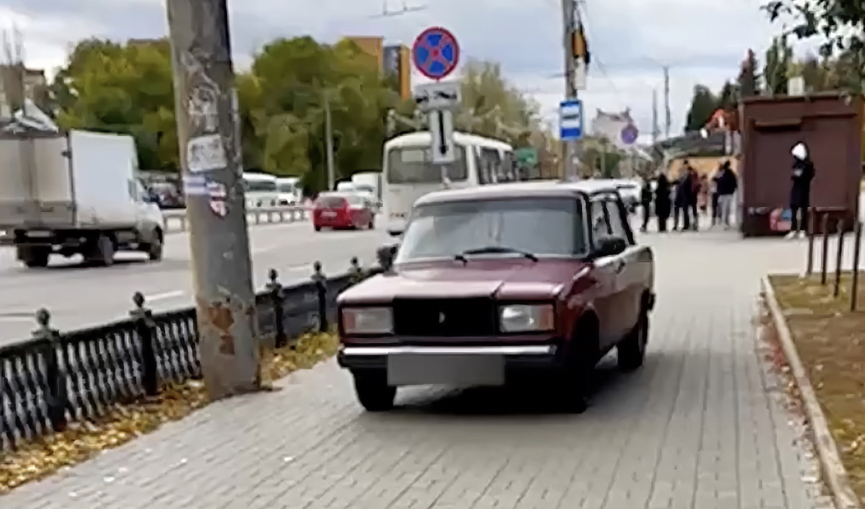 В Воронеже за покатушки по тротуару оштрафовали начинающего водителя ВАЗа