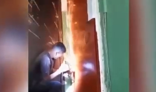 Вскрывают дверь в квартиру.
