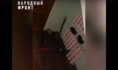 Бездомный спит в подъезде.
