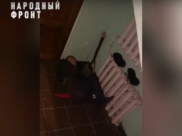 Бездомный спит в подъезде.