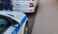 Нарушителя остановили полицейские.