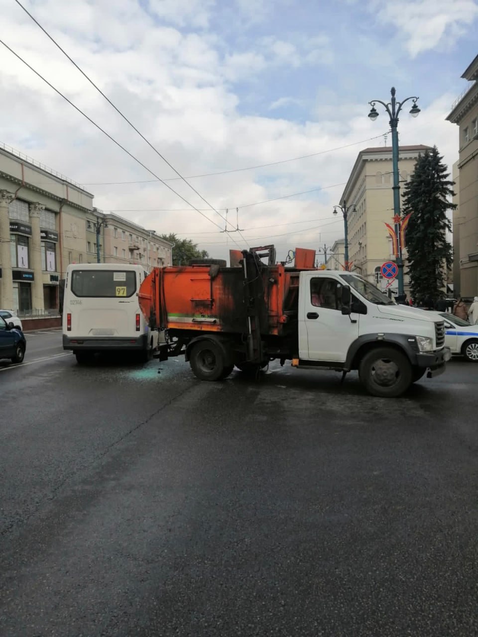 На проспекте Революции столкнулись мусоровоз, маршрутная «ГАЗель» и «Нексия»