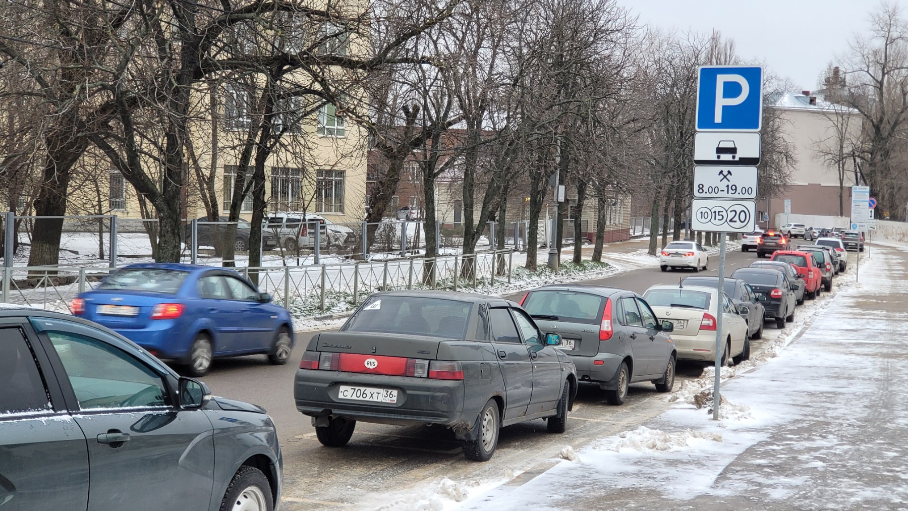 28 ноября с улиц Воронежа начали эвакуировать автомобили без номеров