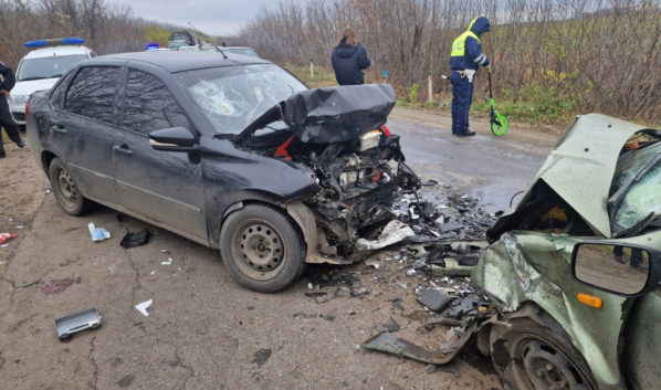 В аварии пострадали три человека.