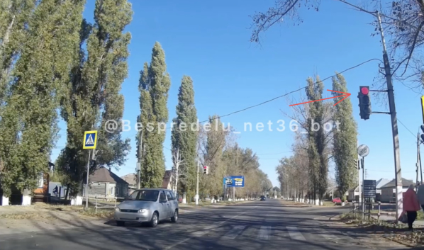 Автоледи проехала на красный.