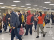 Людей встретили в аэропорту.