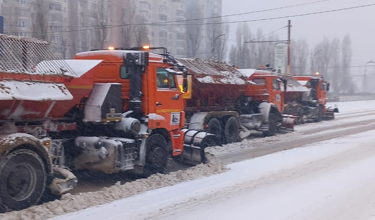 210 единиц техники сегодня днём убирали от снега улицы Воронежа