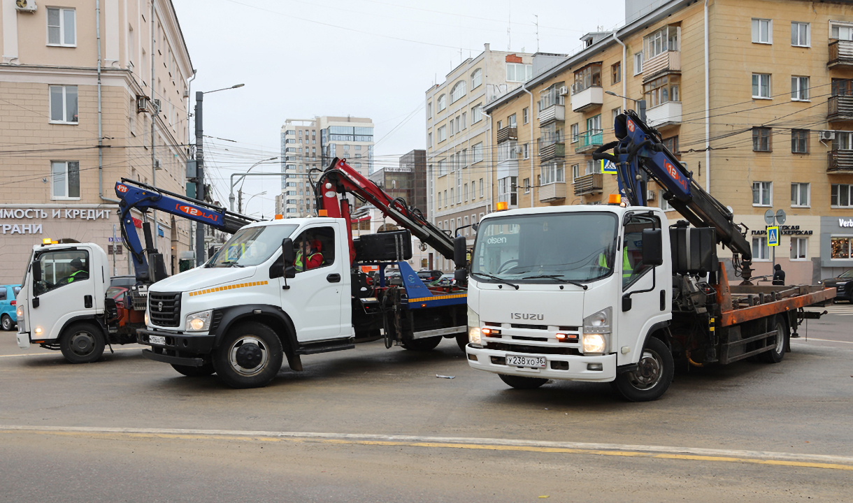 В Воронеже второй день подряд с улиц эвакуируют авто без номеров или с закрытыми  знаками