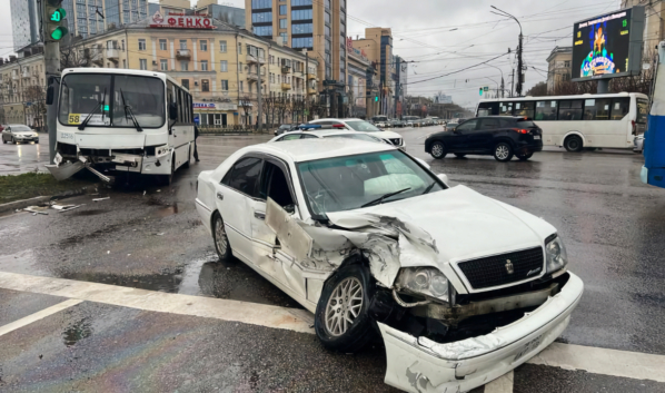 Авария на перекрестке Кольцовской и Плехановской.