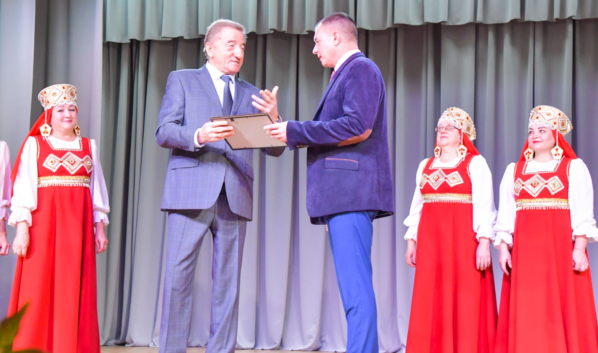 Сергей Лукин вручил участниками ансамбля сертификат.