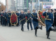 Церемония у мемориала.