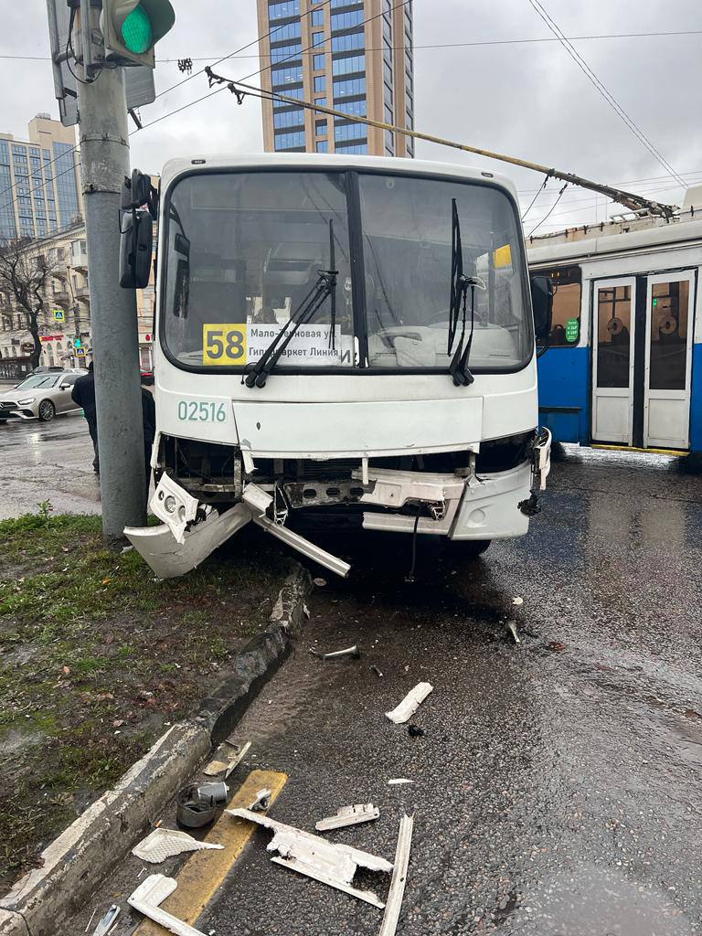 4 человека пострадали после ДТП маршрутки и и «Тойоты» в центре Воронежа