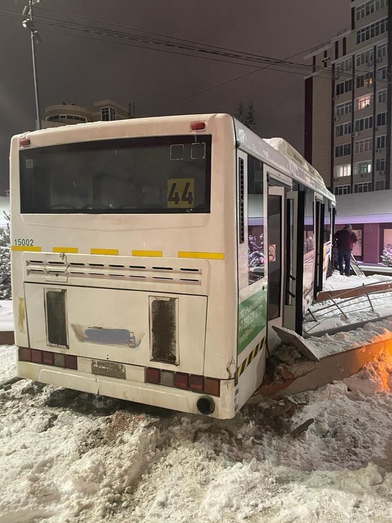 На Манежной пассажирский автобус врезался в две машины и вылетел на тротуар