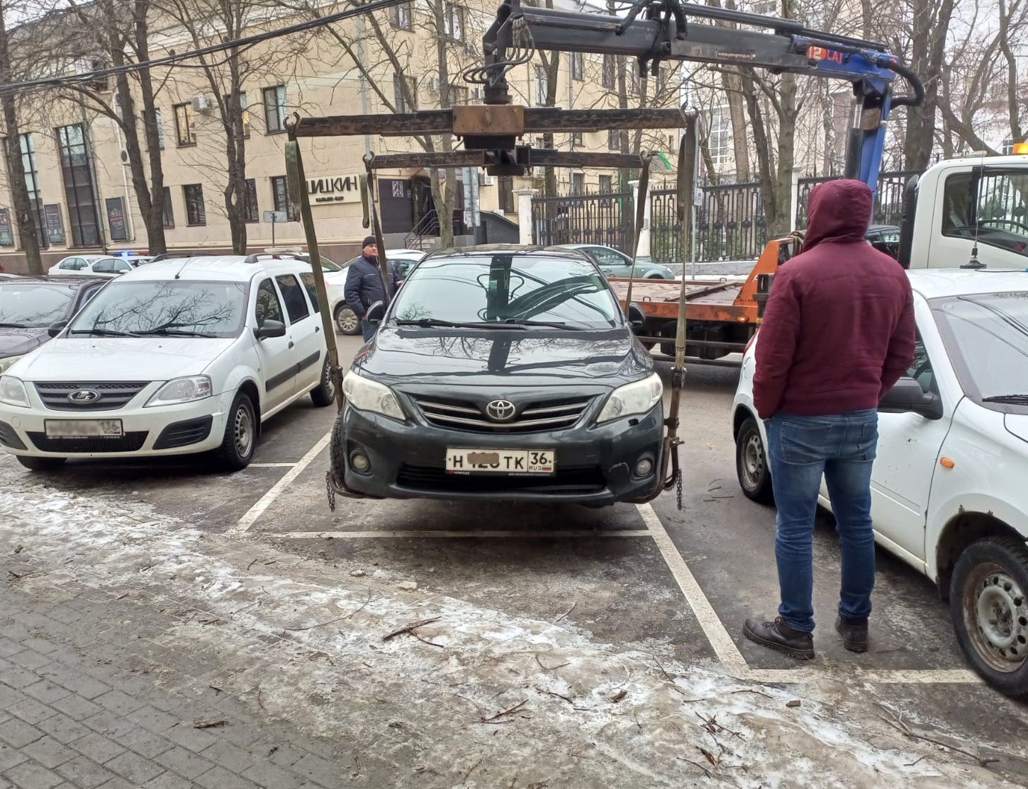 С улиц Воронежа сегодня эвакуировали 18 авто без номеров или с закрытыми  госзнаками