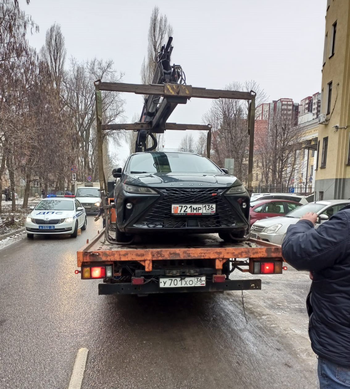 С улиц Воронежа сегодня эвакуировали 18 авто без номеров или с закрытыми  госзнаками