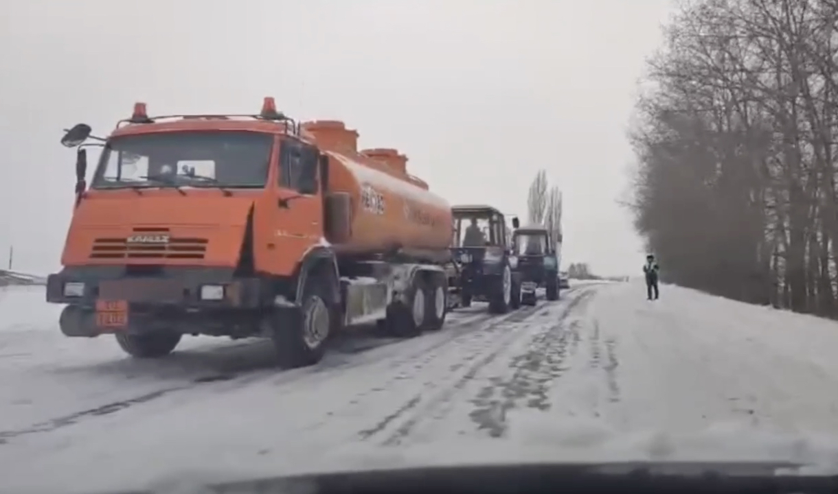 Под Воронежем двумя тракторам отбуксировали заглохший КамАЗ с 12 тоннами  солярки