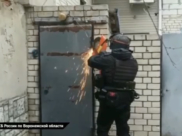 Сотрудники прорываются в подпольное казино.