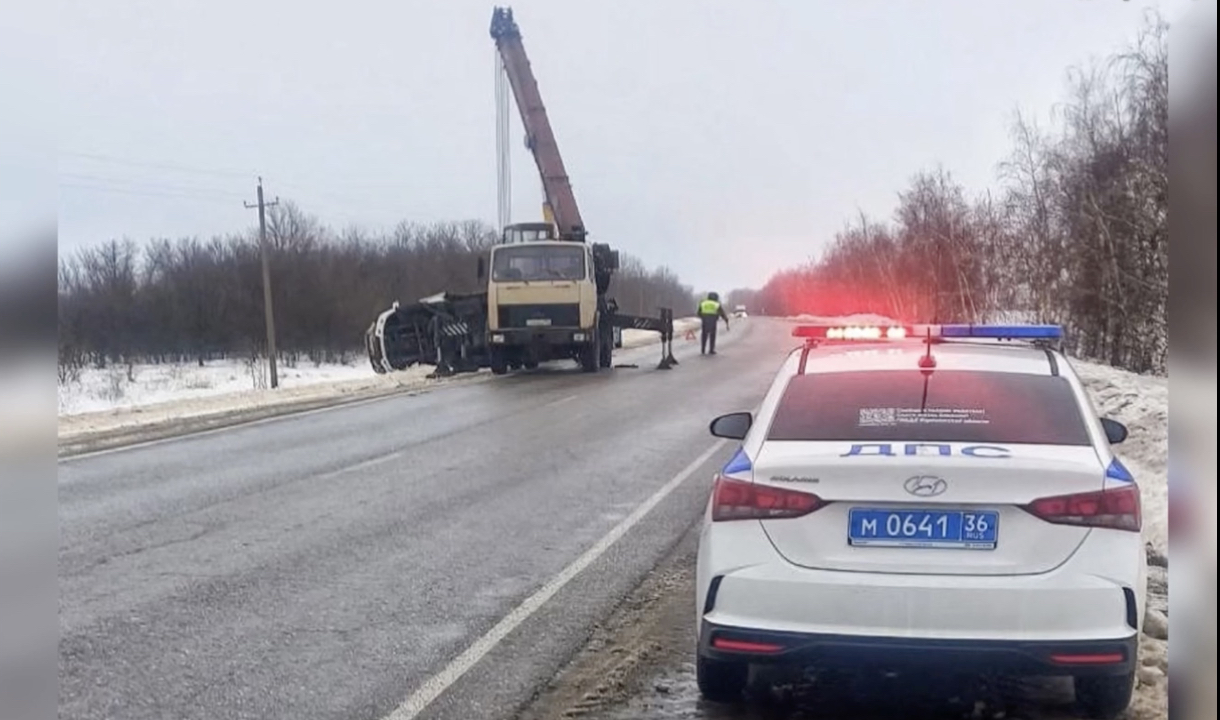 Под Воронежем опрокинулась ГАЗель, у которой открутились два колеса