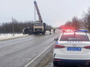 ГАЗель подняли с помощью автокрана.