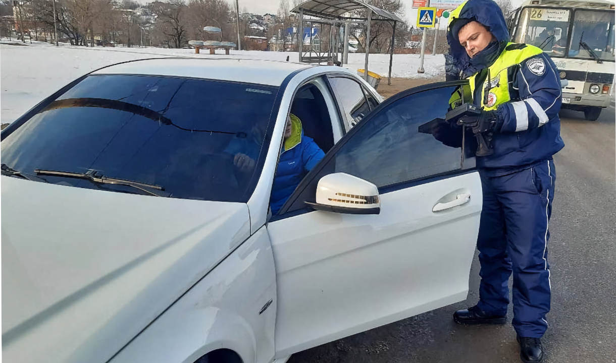 В Воронеже 25 водителей оштрафовали за тонировку передних стекол