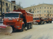 Улицы убирают от снега.