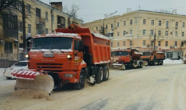 Улицы убирают от снега.