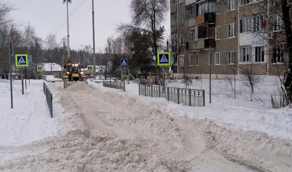 Уборка города от снега.