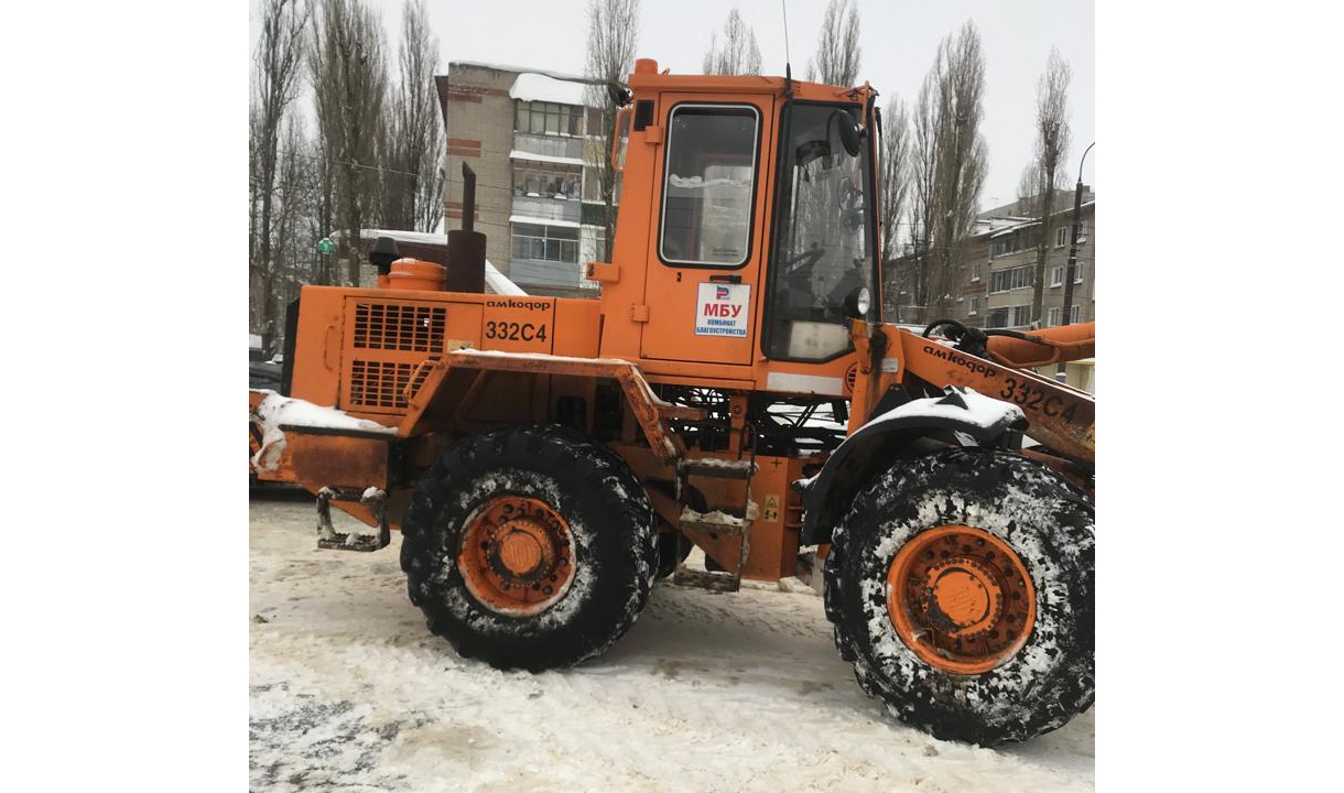 В Воронеже огромный погрузчик сбил женщину-пешехода